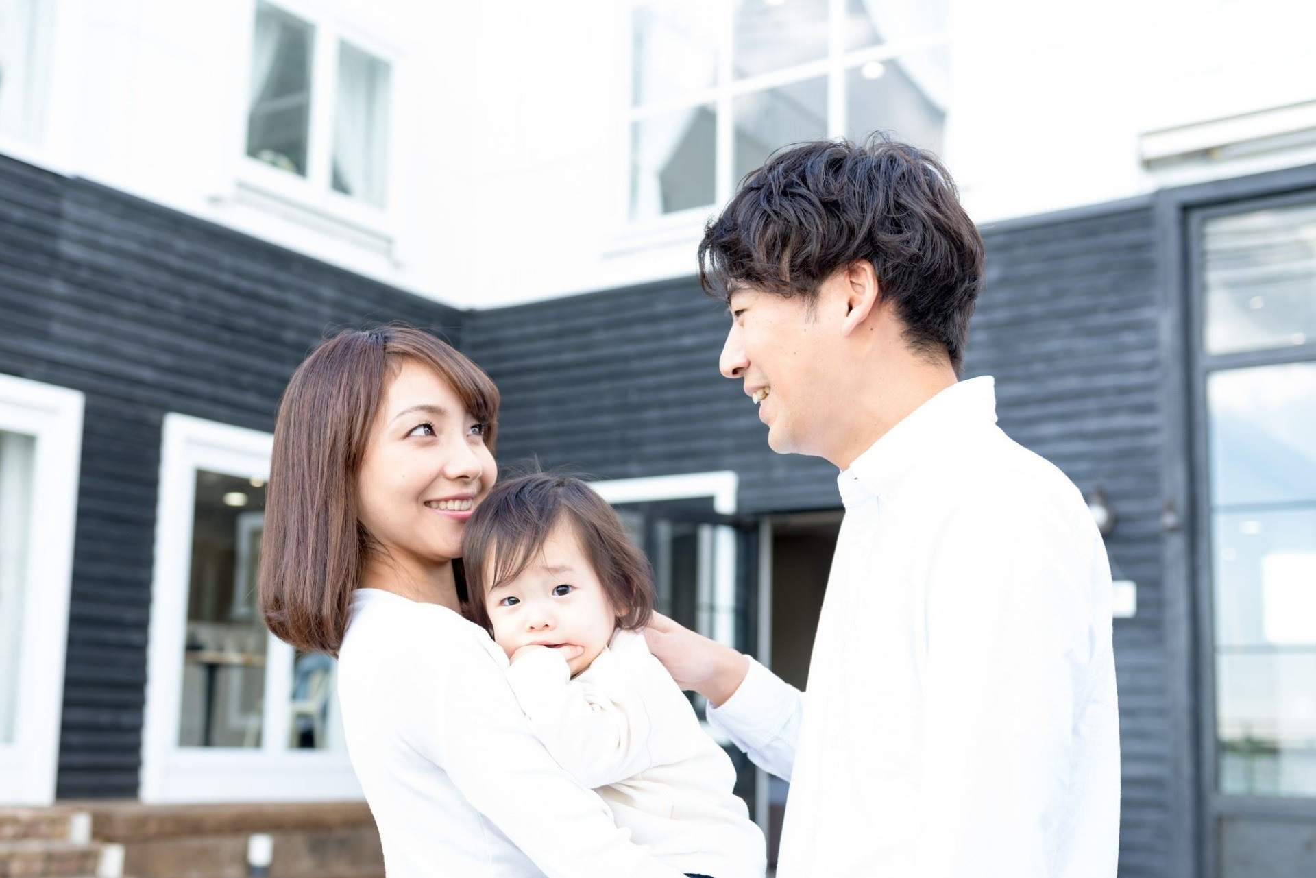 家の前にいる家族