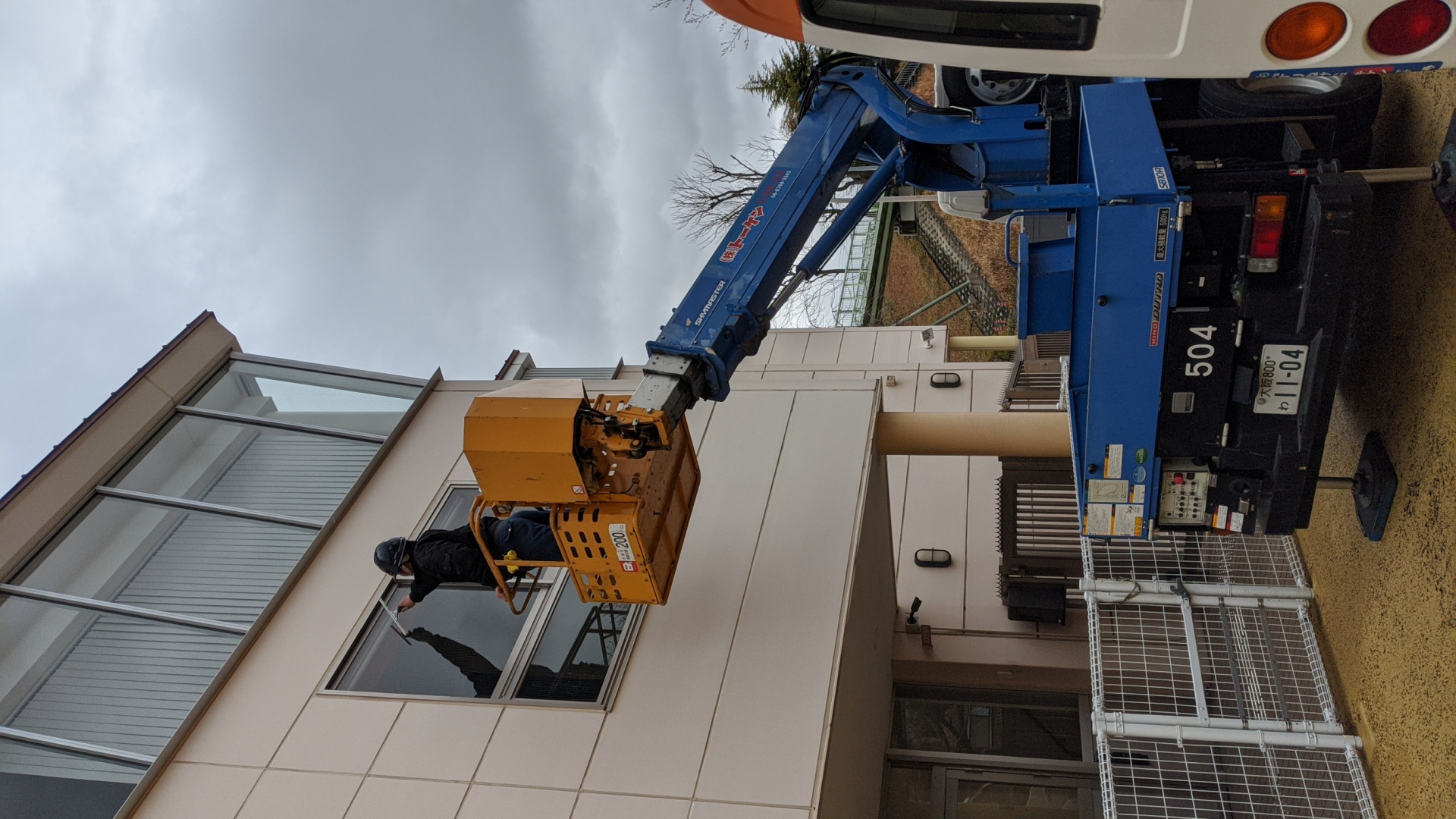 高所作業車で幼稚園のガラス清掃しました